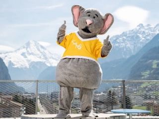 Maskotchen KABI des KABI-Kontos steht auf der Dachterrasse der UKB am Hauptsitz in Altdorf.